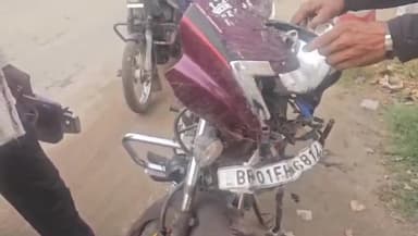 नौबतपुर: नौबतपुर बिक्रम मुख्य मार्ग पर चैनपुरा गांव के पास जानवर को बचाने के चक्कर में बाइक सवार गिरा, आई मामूली चोट