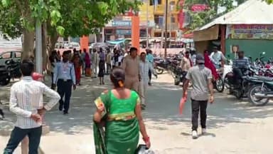 मंझनपुर: मंझनपुर जिला अस्पताल में लड़कियों से छेड़छाड़ कर रहे मनचले को लोगों ने पकड़ा, किया पुलिस के हवाले