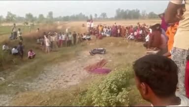 बीसलपुर: जमुनिया गांव के पास आवारा गोवंश की टक्कर से दो बाइक सवार युवकों की हुई मौत पुलिस ने शव पोस्टमार्टम हेतु भेजा।