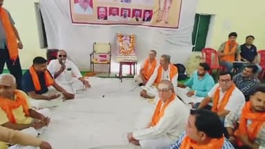 धनौरा: गजरौला के ज्ञान भारती इंटर कॉलेज में ब्राह्मण समाज के लोगों ने भगवान परशुराम की चित्र पर पुष्प अर्पित किए