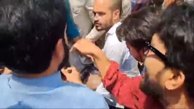 कोल: AMU में VC से मिलने जा रहे छात्रों को AMU प्रशासन ने रोका, छात्रों व प्रशासन के बीच हुई झड़प व धक्का-मुक्की