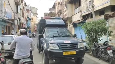 मंदसौर: शहर भर में नगर पालिका द्वारा हटाए गए राजनीतिक पार्टियों के बैनर-पोस्टर, पुलिस द्वारा निकाला गया फ्लैग मार्च