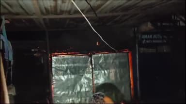 अभी-अभी मलमलिया की खोड़ीपाकर पावर हाउस के ठीक सामने मोटर पार्ट्स ट्रैक्टर की इंजन मे लगी आग 25 लाख की नुकसान बताई जा रही है वहां के लोगों को कहना है की बिजली विभाग की लापरवाही से लगी है 🔥 आग वीडियो देखकर चौंक जाएंगे