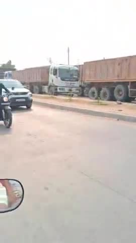 सुबह 4 बजे @बक्सर #गोलंबर @पटना और @पूर्वांचल जाने वाला रास्ता @जाम गर्मी से उबल रहे आम जनता और @ट्रक ड्राइवर