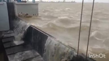 मिहींपुरवा: पहाड़ों पर हुई बारिश के कारण घाघरा बैराज का जलस्तर बढ़ा, आंधी के साथ हो रही बारिश