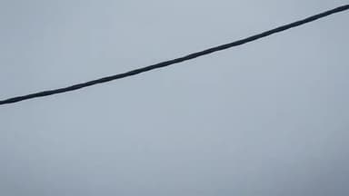 कई महिने से ये बिजली का तार निचे आ गया है ये खतरे से कम नही है