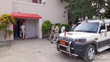 नावकोठी: नावकोठी प्रखंड के विभिन्न स्थानों पर पुलिस के द्वारा निकाली गई फ्लैग मार्च,ताड़ीखाने और बदमाशों के घरों पर छापेमारी