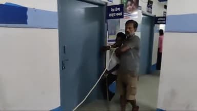 अररिया: जोगबनी चेक पोस्ट से  पांच बोतल शराब के साथ दो लोगों को उत्पाद विभाग की टीम ने किया गिरफ्तार