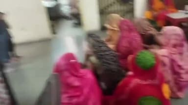 सांगानेर: हत्या के आरोपियों की गिरफ्तारी की मांग को लेकर मुरलीपुरा थाने का लोगों ने किया घेराव
