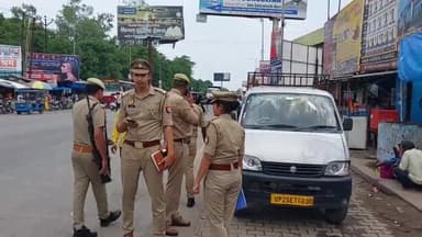 पूरनपुर: आसाम हाइवे सिरसा चौराहे पर सीओ और कोतवाल ने सड़क पर खड़े वाहनों को हटवाया,एक इको सीज कर तीन के काटे चालान