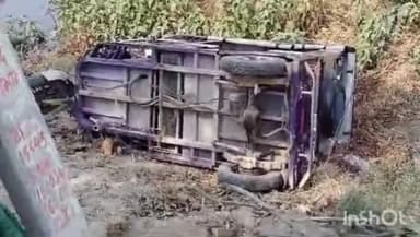 नुआंव: गर्रा के समीप बासन पुर रोड पर अनियंत्रित होकर पलटा ई-रिक्शा, बाल-बाल बचे सवार लोग