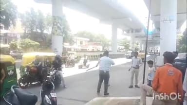 आगरा: थाना ताजगंज के फतेहाबाद रोड स्थित ताज व्यू चौराहें पर दो पक्षों में जमकर मारपीट,इंटरनेट पर वीडियो वायरल