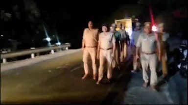 मंझनपुर: यमुना ब्रिज पर ड्यूटी करने वाली एफएस टीम और इलाके का जायज़ा लेने के लिए एडिशनल एसपी और  कौशाम्बी सीओ पहुंचे महेवाघाट