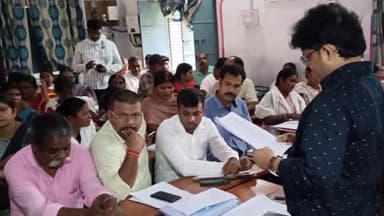 नगर नौसा: प्रखंड कार्यालय के सभागार में लोकसभा चुनाव को लेकर बीडीओ प्रेमराज ने किया बैठक