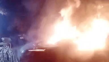 सिंगरौली: देवरी मुख्य मार्ग पर घर के बाहर खड़ी आई 20 कार में अचानक लगी आग, कार जलकर हुयी खाक