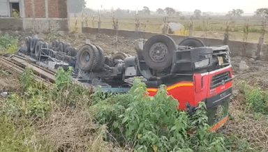 सिंगरौली: हर्दी गांव के पास लोहे के मैटेरियल से लदा ट्रेलर वाहन अनियंत्रित होकर सड़क किनारे पलटा, दो लोग घायल