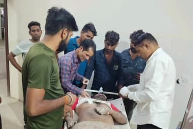 खींवसर: खींवसर उपखंड में मंगेरिया टोल प्लाजा के पास बाइक फिसलने से दो युवक हुए घायल, एक गंभीर घायल को जोधपुर किया रेफर