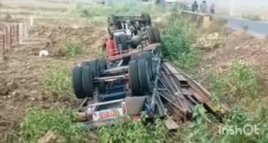 चितरंगी: खुटार चौकी क्षेत्र के परसौना रोड में लोहे का एंगल लोड ट्रेलर वाहन पलटा बाल बाल बचा ड्राइवर।