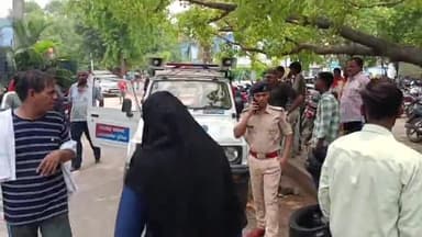 गोपालगंज: शहर के घोष मोड़ पर साइड लेने की विवाद को लेकर हुई मारपीट की घटना में होमगार्ड का जवान जख्मी, सदर अस्पताल में भर्ती।