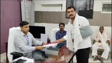 बक्सर: बक्सर स्थित जिला निर्वाचन पदाधिकारी के कार्यालय में 5 उम्मीदवारों ने किया नामांकन, कुल 15 उम्मीदवार मैदान में