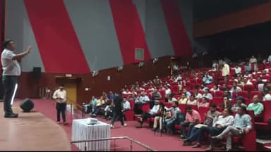 करनाल: डॉ मंगल सेन ऑडिटोरियम में नीलोखेड़ी की पोलिंग पार्टियों को दी गई ट्रेनिंग।