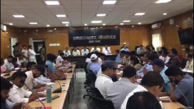 गोपालगंज: क्लेक्ट्रट परिसर स्थित सभा कक्ष में लोकसभा चुनाव को लेकर डीएम एसपी ने जिले के सभी बीडीओ व थाना प्रभारी के साथ किया बैठक।