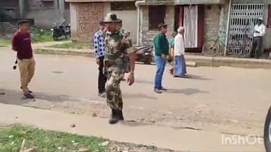 मुंगेर: रामदेव सिंह कॉलेज के बूथ संख्या 151 के बाहर आक्रोशित लोगों ने किया पथराव  पुलिस ने दो को लिया हिरासत में