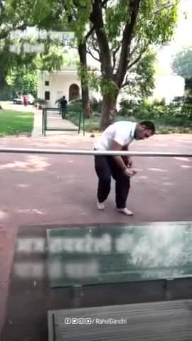 आज, रायबरेली की यात्रा से पहले दादी की शहादत स्थली, इंदिरा गांधी स्मारक पर उन्हें नमन किया।

उनकी उंगली थाम कर ही ज़िंदगी के पहले कदम लिए थे, और आज हर कदम पर उनका जीवन और उनके आदर्श मार्गदर्शक बन कर मेरे साथ हैं।