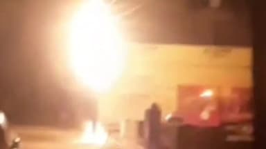 चौमूं: इंदिरा कॉलोनी में बीती रात अचानक शार्ट सर्किट होने से बिजली के पोल में लगी आग, आसपास के इलाके में दहशत का माहौल