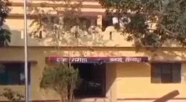 गोला: टिकर सोहगौरा गांव में युवक ने जहर खाकर की आत्महत्या, पुलिस ने पोस्टमॉर्टम के लिए भेजा शव