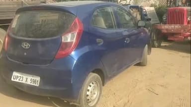 धनौरा: इंदिरा चौक पर तेज रफ्तार कार की टक्कर से बाइक सवार दंपत्ति घायल, पुलिस ने कार को जब्त कर दर्ज किया मुकदमा