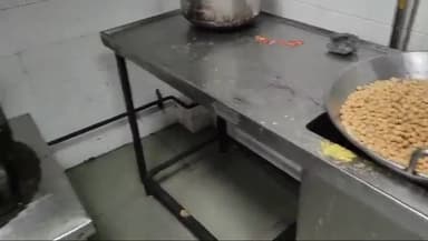 सांगानेर: खाद्य सुरक्षा विभाग की टीम ने अजमेर रोड पर होटल हाईवे किंग एवं चोखा पंजाब का किया निरीक्षण, सड़ी गली सामग्री की गई नष्ट