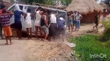 थरथरी: अमेरा पंचायत के रूपसपुर गांव में  पिकअप पलटी, बाल बाल बचे चालक उपचालक