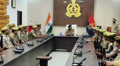 बिजनौर: बिजनौर अपर पुलिस अधीक्षक ग्रामीण ने पुलिस लाइन सभागार कक्ष मे गैर जनपद चुनाव मे जाने वाली फोर्स को किया ब्रिफ