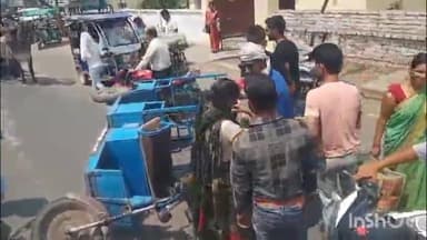 हाथरस: सदर कोतवाली के सामने ओवर ब्रिज पर चढ़ते समय पलटा ई-रिक्शा, तीन सवारियां हुई चोटिल