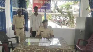 गोपालगंज: बंगरी गांव के समीप से पुलिस ने वाहन जांच के दौरान बाइक सवार युवक को किया गिरफ्तार, देशी कट्टा व दो कारतूस बरामद।