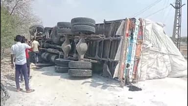 कनवास: कुम्भकोट रोड पर पॉलिश से भरा ट्रक अनियंत्रित होकर पलटा, परिचालक के हाथ व सिर में आई चोट