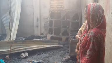 अररिया: सूर्यापुर गांव में बिजली के शॉर्ट सर्किट से आग लगने से लगभग डेढ़ दर्जन घर जलकर राख, लाखों रुपए की संपत्ति का हुआ नुकसान