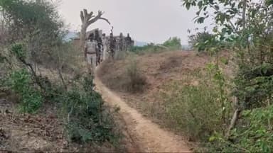 डेहरी: लोकसभा चुनाव को लेकर चुटिया इलाके में रोहतास पुलिस व एसएसबी के जवानों ने चलाया सर्च ऑपरेशन