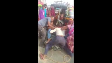 मंझनपुर: पश्चिम शरीरा कस्बे में सवारी बैठाने को लेकर टैक्सी व ई-रिक्शा चालकों में हुई मारपीट, वीडियो हुआ वायरल