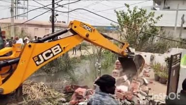 जहानाबाद: राजा बाजार बाजार समिति में जिला प्रशासन ने अतिक्रमण कर बनाए गए मकानों को जेसीबी मशीन से तोड़ा
