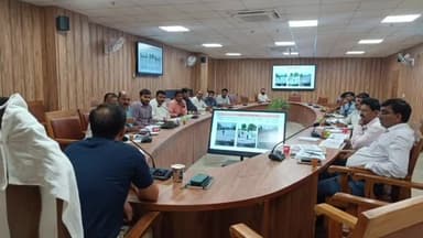 गोरखपुर: स्मार्ट सोलर लाइट से जगमगायेगा गोरखपुर शहर का मुख्य मार्ग, नगर निगम सभागार में नगर आयुक्त ने की बैठक