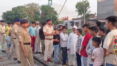 पूरनपुर: मोहल्ला रजागंज में RPF ने रेलवे लाइन पर बैठने और लाइनपार करने वाले लोगों को किया जागरूक, कार्रवाई की दी चेतावनी