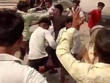 धनौरा: गजरौला क्षेत्र के गांव टोकरा पट्टी में दो परिवारों में जमकर हुई मारपीट, घटना का वीडियो हुआ वायरल