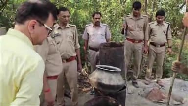 गोरखपुर: थाना राजघाट अंतर्गत अमरुतानी में आबकारी विभाग की टीम ने की छापेमारी, 25 लीटर अवैध कच्ची शराब हुई बरामद