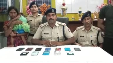 डेहरी: RPF ने रेलवे स्टेशन डेहरी से शातिर महिला चोर को किया गिरफ्तार, चोरी किए गए 12 एंड्राइड मोबाइल बरामद