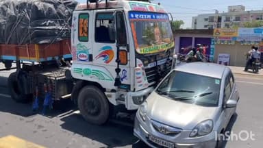 आगरा: आगरा-मथुरा हाइवे के गुरुद्वारा कट पर तेज रफ्तार ट्रक ने कार को मारी टक्कर, फ़ोटो इंटरनेट पर हुआ वायरल