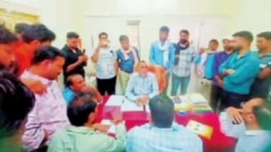 कनवास: जीएसएस पर काम करते समय हुआ हादसा, कर्मचारियों ने सहायक अभियंता कार्यालय पर किया प्रदर्शन, दोषियों पर कार्रवाई की मांग