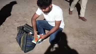 चौसा: चौसा चेक पोस्ट से उत्पाद विभाग ने जांच के दौरान 8 लीटर शराब के साथ एक तस्कर को किया गिरफ्तार