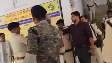 जहानाबाद: नामांकन रद्द होने के बाद समाहरणालय में पुलिस से उलझ एक निर्दलीय प्रत्याशी, एसडीओ के समझाने के बाद मामला हुआ शांत  ।